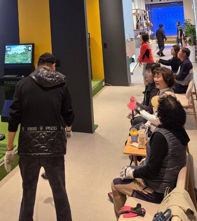 스크린 파크골프를 즐기는 사람들 모습. 김지혜 기자