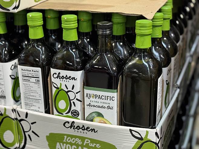 마트에 놓인 아보카도유