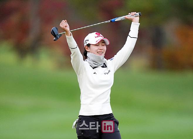 황유민이 9일 경기 파주시 서원힐스 컨트리클럽에서 열린 KLPGA 투어 시즌 최종전 대보하우스디 챔피언십에서 4차 연장 끝에 우승을 확정한 뒤 기뻐하고 있다. (사진=이데일리 골프in 조원범 기자)