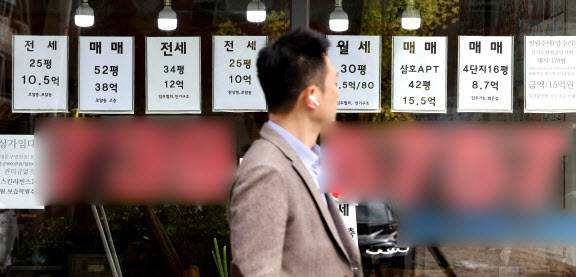 서울 시내의 한 공인중개사무소에 매물 전단이 붙어있다.(사진=뉴스1)