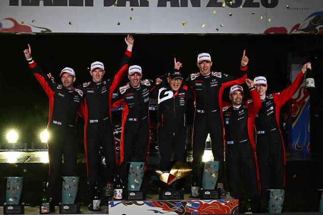 토요다 아키오 토요타자동차그룹 회장(가운데)가 일본 랠리 폐막식에서 소속 팀 선수들과 기념촬영하고 있다. (사진=토요타코리아)