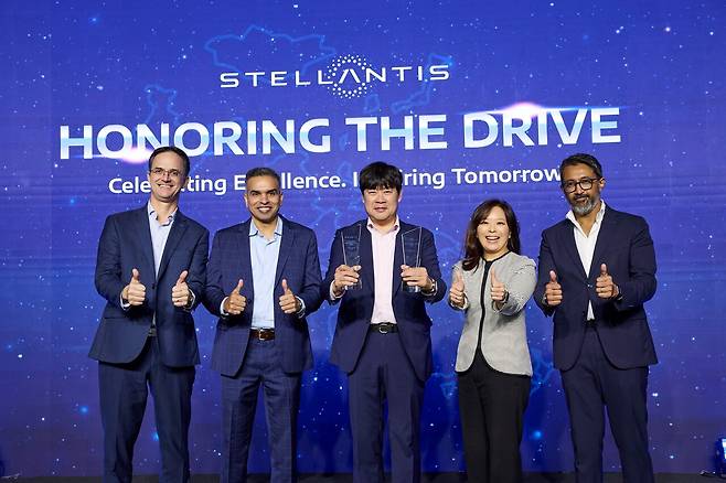 스텔란티스 IAP 딜러어워드_빅토리 김하근 대표(왼쪽에서 3번째)_스텔란티스코리아 방실 대표(오른쪽에서 2번째)