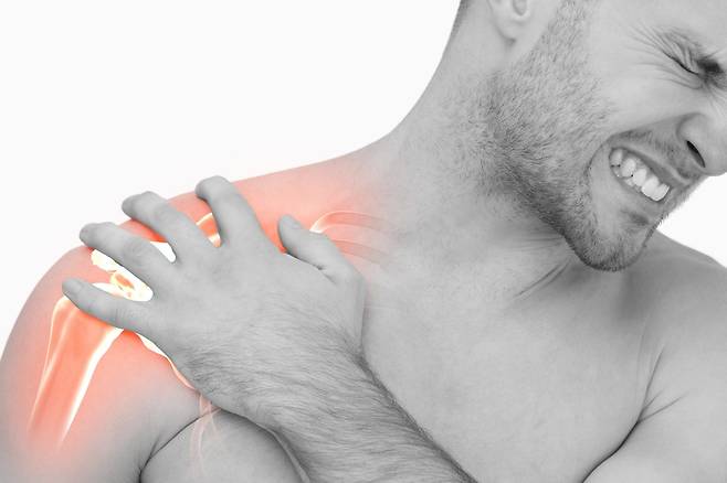 오십견은 대부분 비수술적 치료로 충분히 호전될 수 있는 질환이다 ｜출처: 클립아트코리아