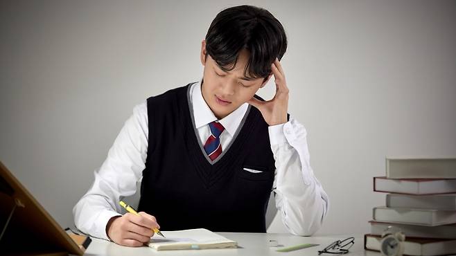 스트레스를 받고, 잘못된 자세로 생활하는 학생·직장인에게 '긴장성 두통'이 자주 나타날 수 있다｜출처: 클립아트코리아