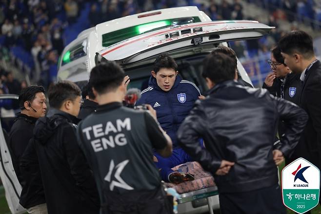 갈비뼈를 다친 울산 HD 이동경. (한국프로축구연맹 제공)