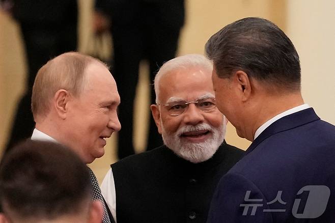 블라디미르 푸틴 러시아 대통령(왼쪽부터)과 나렌드라 모디 인도 총리, 시진핑 중국 국가주석이 1일 중국 톈진에서 열린 상하이협력기구(SCO) 정상회의에서 대화하고 있다. 2025.09.01 ⓒ 로이터=뉴스1 ⓒ News1 이지예 객원기자