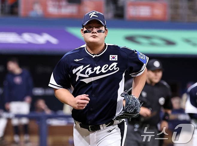9일 오후 서울 구로구 고척스카이돔에서 열린 2026 WBC 대비 평가전 '2025 네이버 K-베이스볼 시리즈(K-BASEBALL SERIES)' 체코와의 2차전 경기. 5회말 체코의 공격 2사 1,2루 프로콥의 안타로 1실점을 허용한 김서현이 교체되고 있다. 2025.11.9/뉴스1 ⓒ News1 구윤성 기자