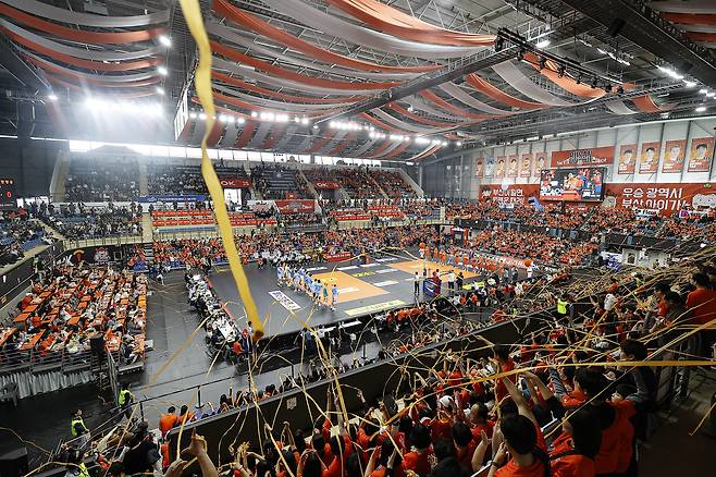 OK저축은행의 부산 첫 홈 경기 모습(OK저축은행 제공)