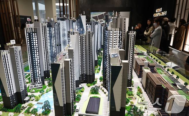 7일 오후 서울 송파구 래미안갤러리에서 시민들이 반포 래미안 트리니원 견본주택을 보고 있다. 반포 래미안 트리니원은 반포아파트 제3주구 주택재건축 정비사업을 통해 선보이는 단지로, 지하 3층~지상 최고 35층, 총 17개 동, 2091가구 규모의 대단지 아파트다. 이 중 전용면적 59~84㎡, 총 506가구가 일반분양 물량으로 공급된다. 2025.11.7/뉴스1 ⓒ News1 김민지 기자