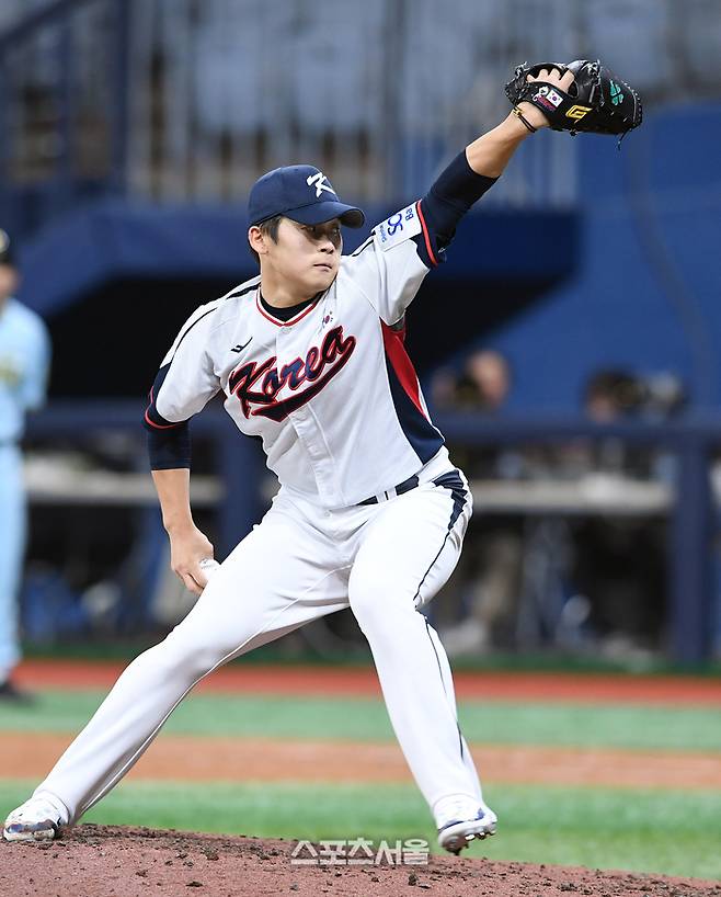 대한민국 야구 대표팀의 박영현이 6일 고척스카이돔에서 열린 상무와 평가전 9회초 등판해 힘차게 공을 던지고 있다. 고척 | 박진업 기자 upandup@spotsseoul.com