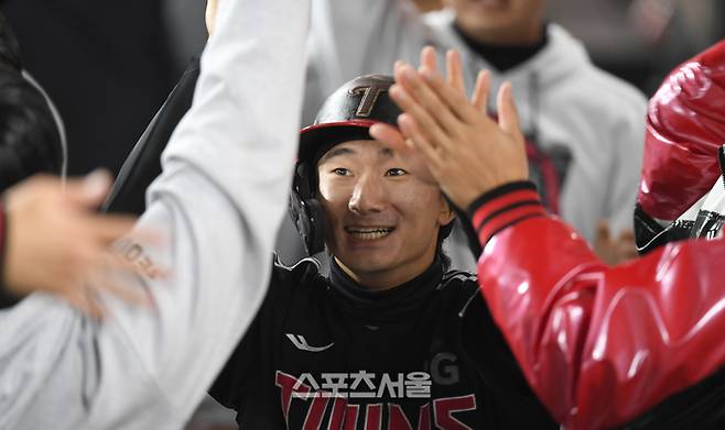 LG 신민재가 31일 대전 한화생명볼파크에서 열린 2025 KBO 한국시리즈 5차전 한화와 경기 1회초 1사 2루 김현수 적시타 때 홈을 밟은 후 동료들과 하이파이브를 하고 있다. 대전 | 최승섭기자 thunder@sportsseoul.com
