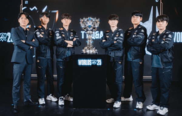 지난 9일 T1이 청두 동안호 스포츠 파크 다목적 체육관에서 펼쳐진 2025 LoL 월드 챔피언십 결승전에서 kt 롤스터를 3:2로 제압하며 V6이자 3연속 우승이라는 대기록을 달성했다.(김정균 감독(왼쪽부터), '도란' 최현준, '오너' 문현준, '페이커' 이상혁, '구마유시' 이민형, '케리아' 류민석). /사진=라이엇게임즈