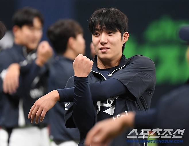 야구 국가대표팀이 7일 서울 고척스카이돔에서 훈련했다. 원태인이 밝은 표정으로 몸을 풀고 있다. 고척=정재근 기자 cjg@sportschosun.com/2025.11.7/