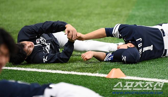 대한민국 야구대표팀이 5일 고척스카이돔에서 훈련을 가졌다. 원태인, 문동주가 몸을 풀며 두 손을 맞잡고 있다. 고척=박재만 기자 pjm@sportschosun.com/2025.11.05/