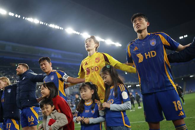 울산문수축구경기장/ K리그1/ 울산HDFC vs 수원FC/ 울산 김영권, 조현우, 허율/ 승리 세레머니/ 사진 김정수
