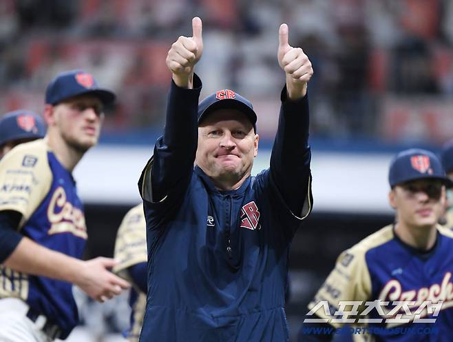 9일 서울 고척스카이돔에서 열린 한국과 체코의 야구대표팀 평가전에서 한국이 11대1로 승리했다. 체코 하딤 감독이 응원을 보내 준 팬들을 향해 엄지를 들고 있다. 고척=정재근 기자 cjg@sportschosun.com/2025.11.9/