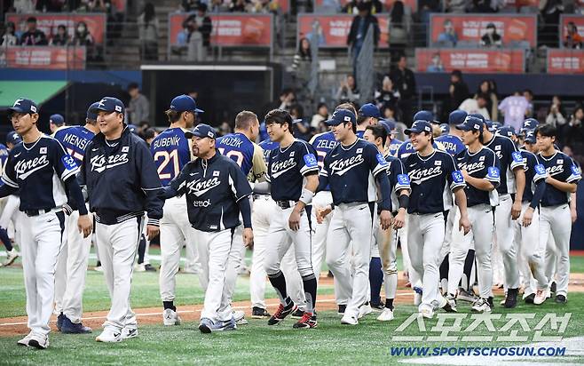 9일 서울 고척스카이돔에서 열린 한국과 체코의 야구대표팀 평가전에서 한국이 11대1로 승리했다. 양팀 선수들이 악수를 보내고 있다. 고척=정재근 기자 cjg@sportschosun.com/2025.11.9/