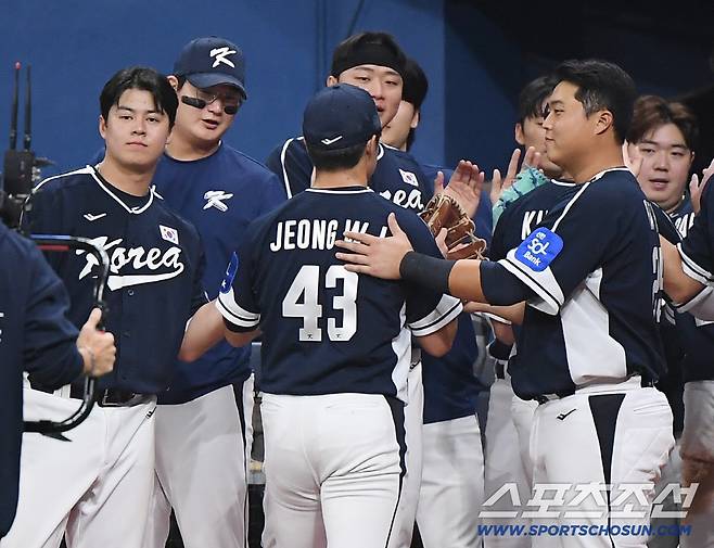 9일 서울 고척스카이돔에서 열린 한국과 체코의 야구대표팀 평가전. 6회말 무실점으로 피칭한 정우주가 환영받고 있다. 고척=정재근 기자 cjg@sportschosun.com/2025.11.9/