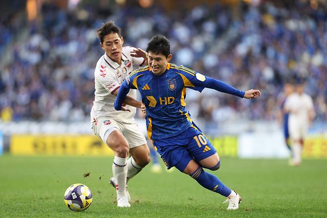 울산문수축구경기장/ K리그1/ 파이널B/ 울산HDFC vs 수원FC/ 수원 한찬희, 울산 이동경/ 경합/ 사진 박정훈
