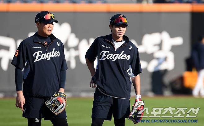29일 대전 한화생명볼파크에서 열린 한국시리즈 3차전 한화 이글스와 LG 트윈스의 경기. 한화 하주석, 심우준이 수비 훈련을 하고 있다. 대전=박재만 기자 pjm@sportschosun.com/2025.10.29/