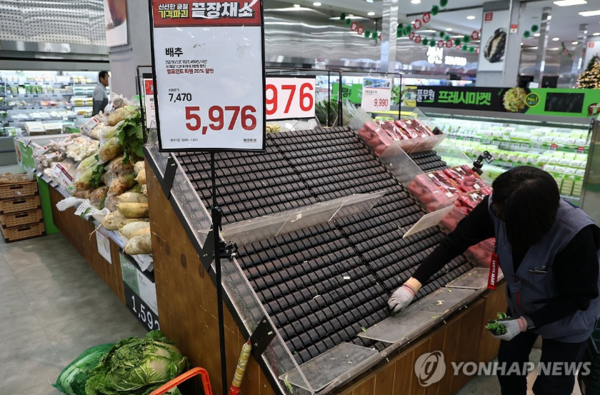 10일 오전 서울의 한 대형마트 배추 진열대가 비어 있다. ⓒ연합뉴스