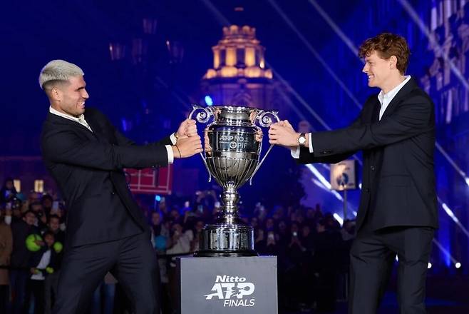 연말 세계랭킹 1위 자리를 놓고 마지막 혈투를 벌이는 카를로스 알카라스(왼쪽)와 야닉 시너.