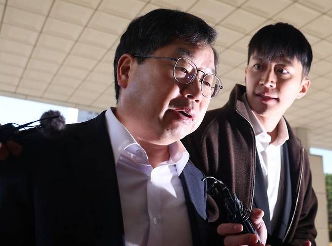 노만석 검찰총장 직무대행이 10일 서울 대검찰청으로 출근하며 취재진의 질문을 받고 있다. 연합뉴스