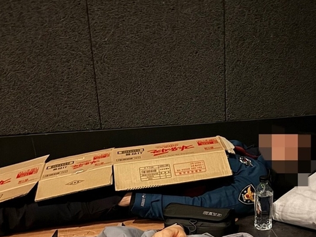 박스를 이불 삼아 쪽잠자는 경찰. 전국경찰직장협의회 제공 연합뉴스