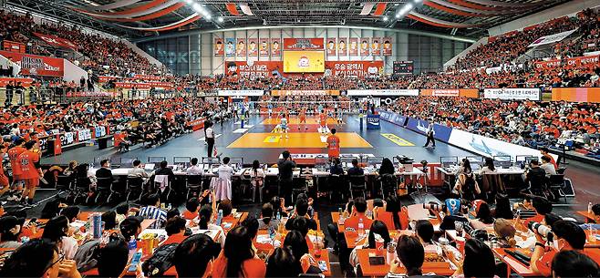 시즌 개막 전 부산으로 연고지를 옮긴 OK저축은행이 9일 부산 강서체육관에서 2025-2026 V리그 첫 홈경기를 치렀다. 부산에서 처음 열린 프로배구 경기를 보기 위해 경기장에 4270명의 만원 관중이 들어찼다. 원정팀 대한항공이 3대1로 승리했다./OK저축은행