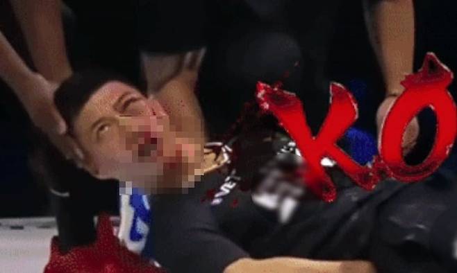 중국 무술가 자오훙강이 지난 1일 사우디아라비아 리야드에서 열린 세계 파워 슬랩 대회에서 강한 일격을 얻어맞고 링 위에 쓰러진 모습./SCMP