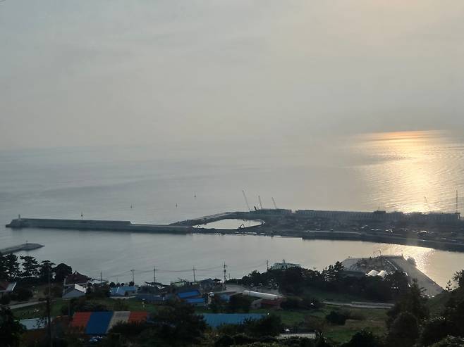 지난 7일 울릉도 남쪽 사동항 일대에 조성 중인 울릉공항 부지 전경. 바다를 메워 활주로를 건설하고 있다./ 김민정 기자
