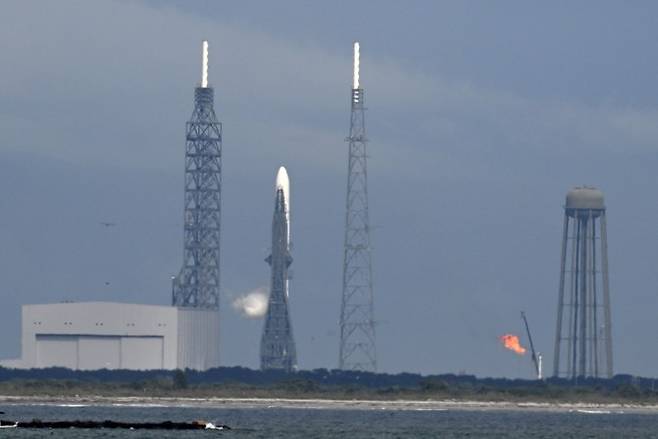 9일(현지시간) NASA의 화성 탐사용 쌍둥이 우주선을 탑재한 뉴 글렌(New Glenn) 로켓이 미국 플로리다주 케이프 커내버럴 우주군 기지에서 발사를 기다리고 있다. Joe Marino/UPI/연합뉴스 제공