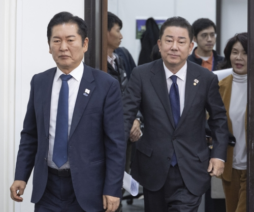 더불어민주당 정청래 대표와 김병기 원내대표를 비롯한 당 지도부들이 10일 국회에서 열린 최고위원회의에 입장하고 있다. [연합뉴스]