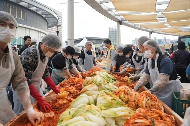 가락시장 김장나눔 시민대축제 모습. [서울시농수산식품공사 제공]