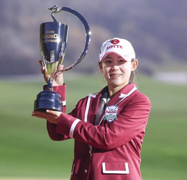 한국여자프로골프(KLPGA) 투어 2025시즌 최종전 대보 하우스디 챔피언십 연장전 끝에 우승을 차지한 황유민 프로가 우승 트로피를 들고 기념 촬영하는 모습이다. 사진제공=KLPGA (사진을 무단으로 사용하지 마십시오.)