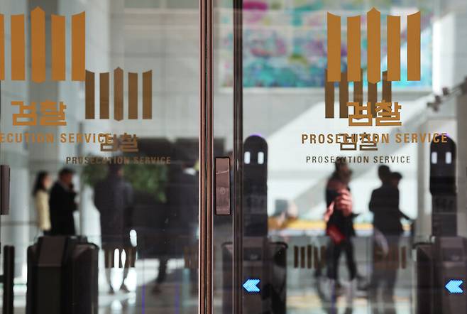 검찰의 대장동 개발 비리사건 항소 포기와 관련해 일선 검사장들이 노만석 검찰총장 권한대행에게 ‘항소 포기 지시 경위·근거’ 등 상세 설명을 요구하는 입장문을 낸 10일 서울 서초구 대검찰청 로비에 직원들이 있다. 연합뉴스