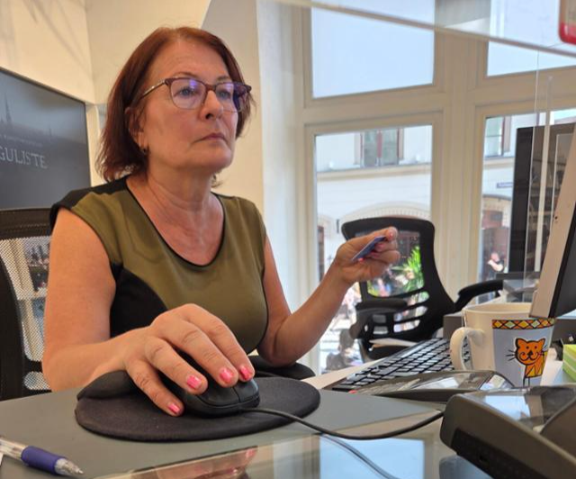 에스토니아 탈린 관광안내소 직원이 비거주자용 교통카드를 발매하고 있다. 탈린 거주자는 대중교통 요금이 무료지만 타 지역 거주자나 관광객은 요금을 내야 한다. 탈린=정승임 특파원