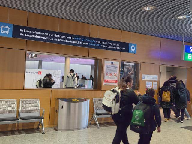 룩셈부르크 핀델 공항에 내리자마자 "대중교통이 무료라 티켓이 필요 없다"는 문구가 보인다. 룩셈부르크=정승임 특파원