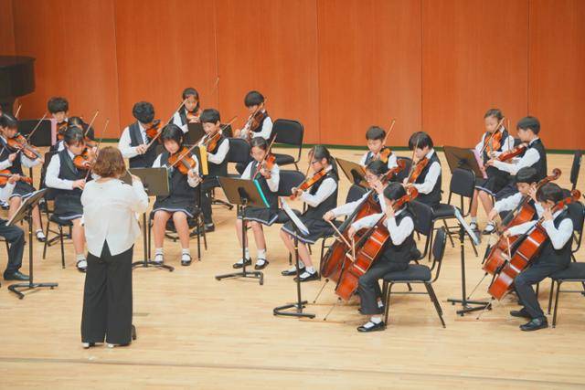 지난 9월 20일 전남 구례군 중동초등학교 학생들이 보성문화예술회관에서 열린 제23회 전남음악콩쿠르 대상전에 참여해 연주하고 있다. 중동초등학교 제공