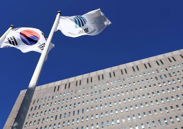 서울 서초구 서울중앙지검에서 10일 검찰기와 태극기가 펄럭이고 있다. 연합뉴스