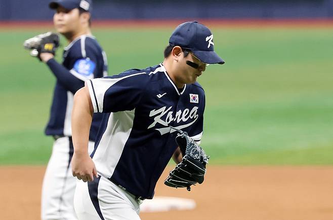 <yonhap photo-3283="">9일 오후 서울 구로구 고척스카이돔에서 열린 '2025 네이버 K-BASEBALL 시리즈' 대한민국과 체코의 평가전. 5회말 연속안타에 이어 실점 허용한 김서현이 강판되고 있다. 2025.11.9 [연합뉴스]</yonhap>