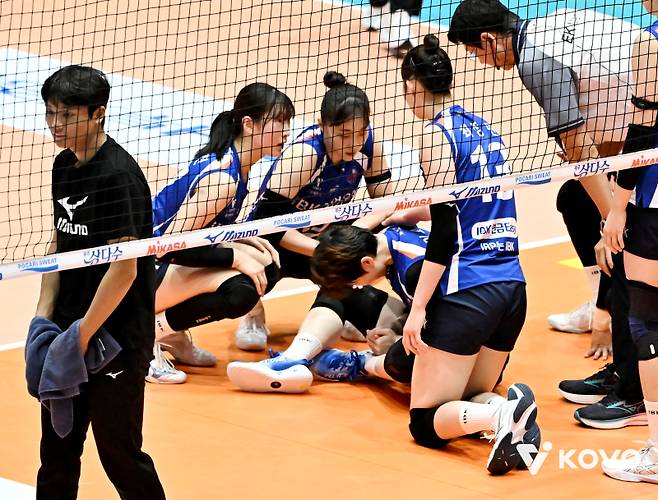 코트에 쓰러진 이소영. 사진=KOVO사진=KOVO