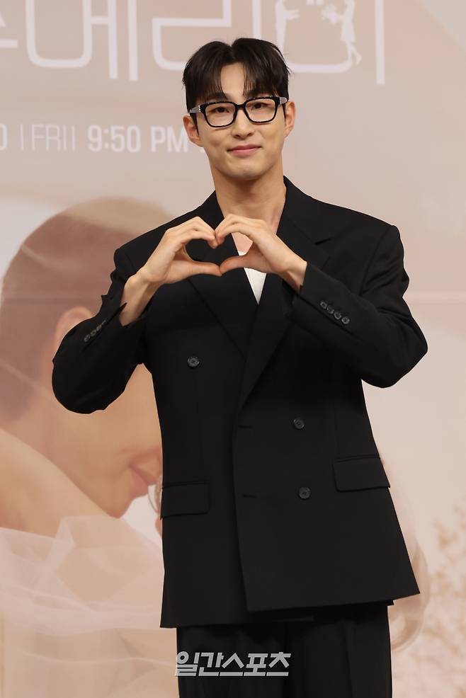 배우 배나라가 10일 오후 서울 양천구 목동 SBS에서 열린 SBS 금토드라마 '우주메리미' 제작발표회에서 포토타임을 갖고 있다. '우주메리미'는 최고급 신혼집 경품을 사수하려는 두 남녀의 달달살벌한 90일간의 위장 신혼기. 오늘 밤 9시 50분 첫 방송. 서병수 기자 qudtn@edaily.co.kr /2025.10.10/