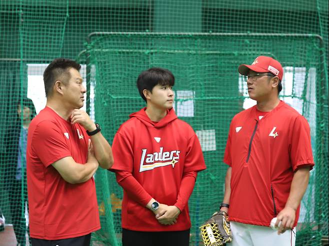 박정권 SSG 2군 감독과 대화하는 야마사키(왼쪽) 인스트럭터. SSG 제공