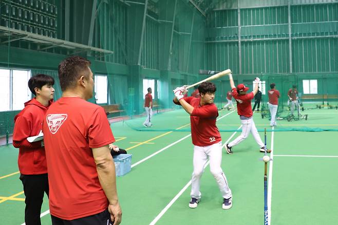 SSG 2군 선수들을 지도하는 야마사키 인스트럭터. SSG 제공