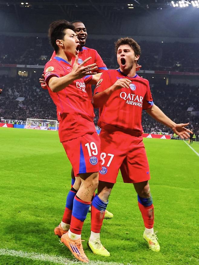 PSG 이강인(왼쪽 앞) 10일 리옹과의 리그1 12라운드 중 네베스(87번)의 극적인 결승 골을 도운 뒤 함께 환호하고 있다. 사진=PSG SNS