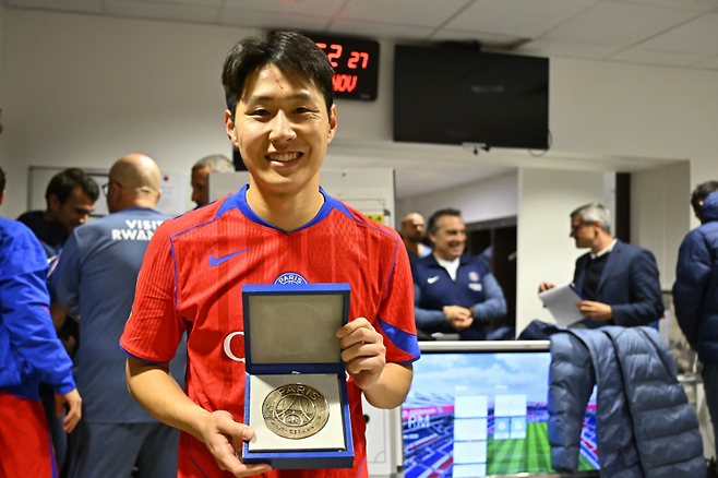 10일 PSG 홈페이지에 게시된 기념 메달을 수령한 이강인의 모습. 사진=PSG