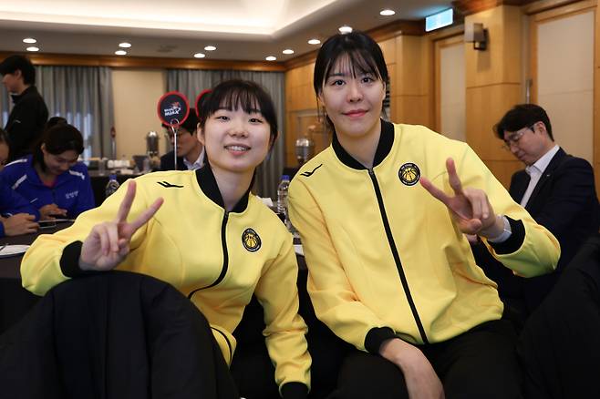 10일 열린 WKBL 개막 미디어데이에 참석한 박지수와 허예은. WKBL 제공