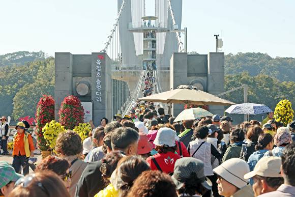 임실군 옥정호 출렁다리를 찾은 관광인파  [사진=임실군 ]