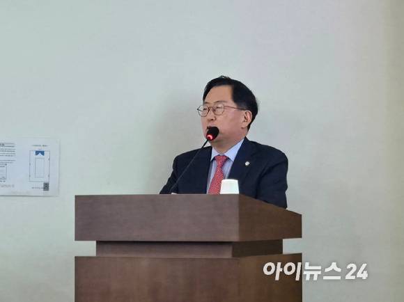 유용원 국민의힘 의원이 10일 국회에서 진행된 '한국형 원자력 추진 잠수함 사업 어떻게 추진해야 하나-원자력 추진 잠수함 필요성과 추진 전략' 토론회에서 발언하고 있다. [사진=최란 기자]